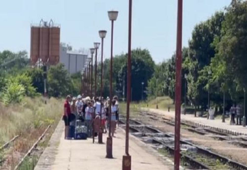 Bătaie de joc în gara din Eforie. Sute de turiști, nevoiți să aștepte în arșița cumplită 