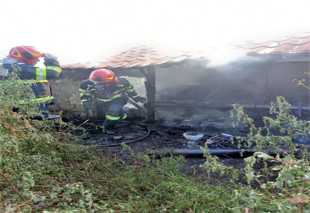 FOTO Casă cuprinsă de flăcări din cauza unui scutcircuit electric