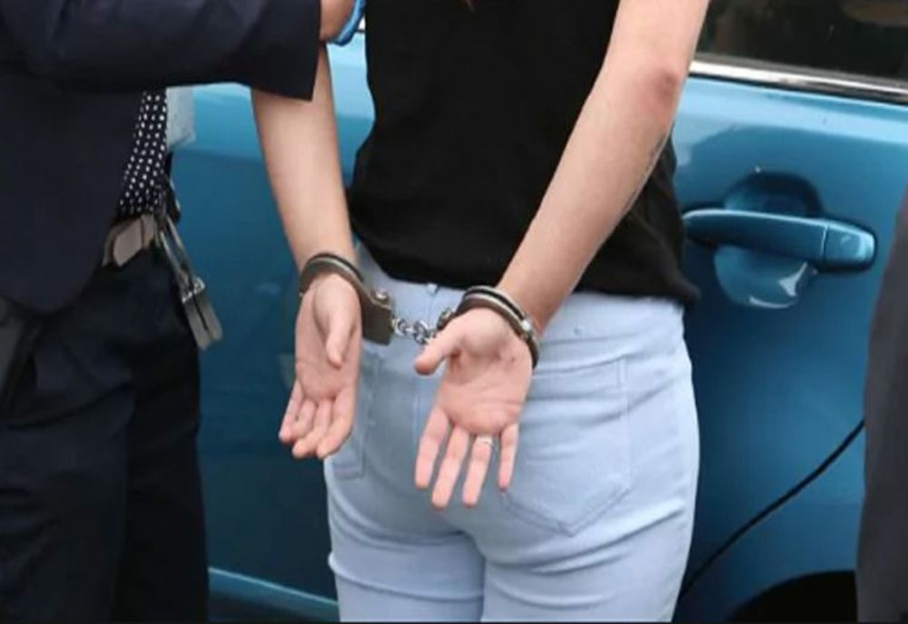 Tânără arestată de polițiști după ce a tâlhărit un bătrân