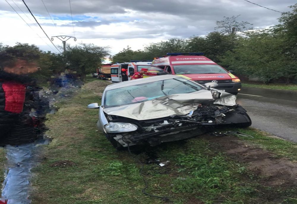 Impact frontal între un autoturism și un camion. O victimă