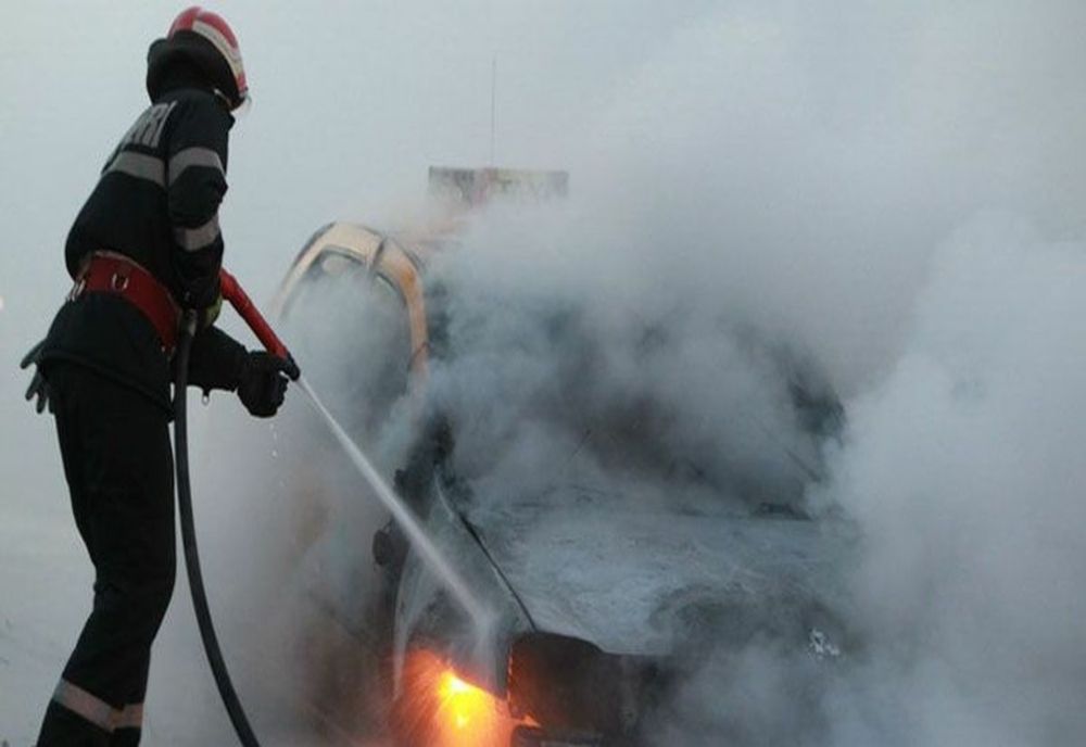 Mașină incendiată în Fetești