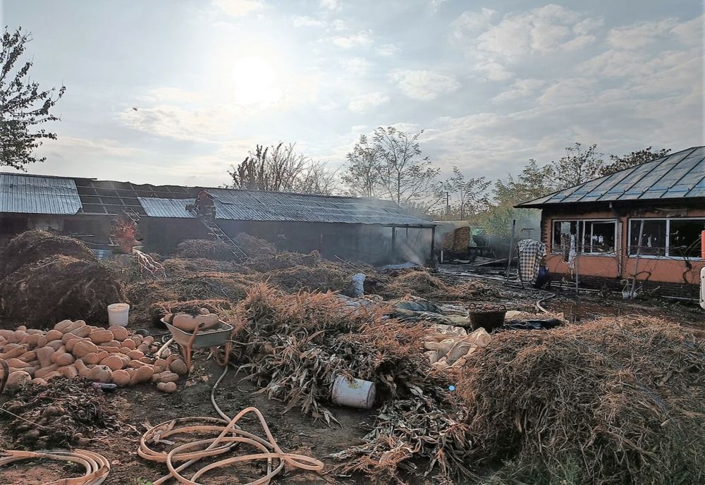 Incendiu violent la Coșereni. Nenorocirea a pornit de la un scurtcircuit