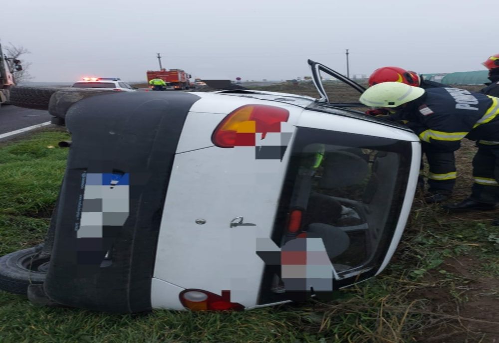 FOTO Impact violent între două autoturisme. Trei victime