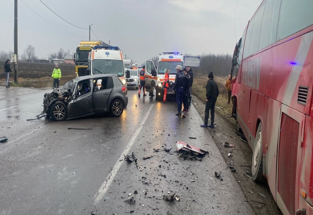 FOTO Doi morți și trei răniți după o coliziune frontală între un autocar și un autoturism