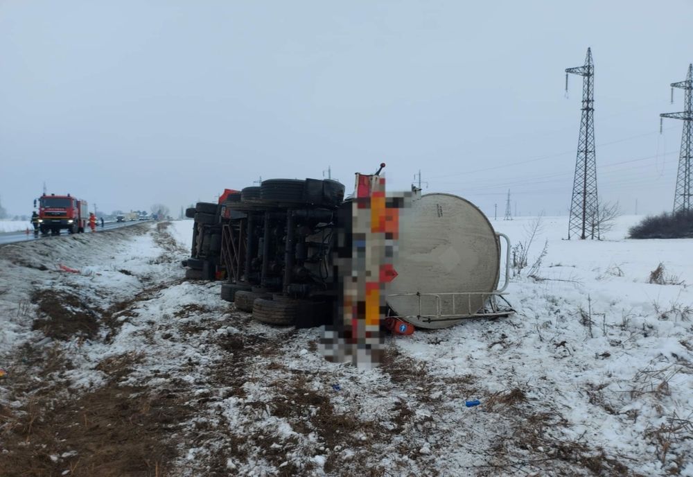 FOTO VIDEO Pericol de explozie pe o șosea din Ialomița. Un TIR încărcat cu combustibil s-a răsturnat în urma unui accident