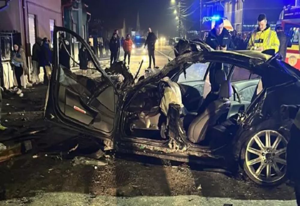 Ce a rămas dintr-un BMW care a zburat, la propriu, în acoperișul unei case. Accident cumplit, în jud. Alba - VIDEO