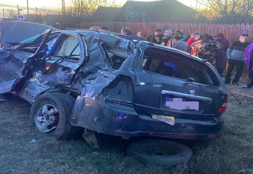 FOTO Un mort și doi răniți într-un accident în Ialomița. Ciocnire violentă între o mașină și un TIR