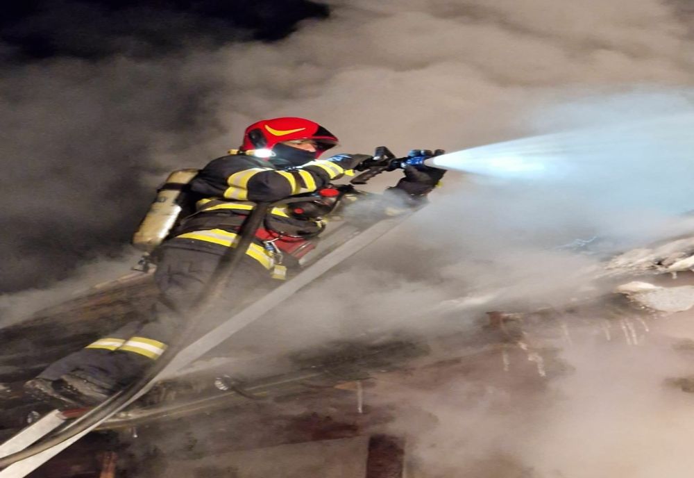 Incendiu în Valea Măcrișului. Intervin pompierii cu două autospeciale