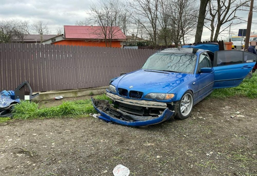 FOTO Impact frontal între două autoturisme. Patru persoane rănite