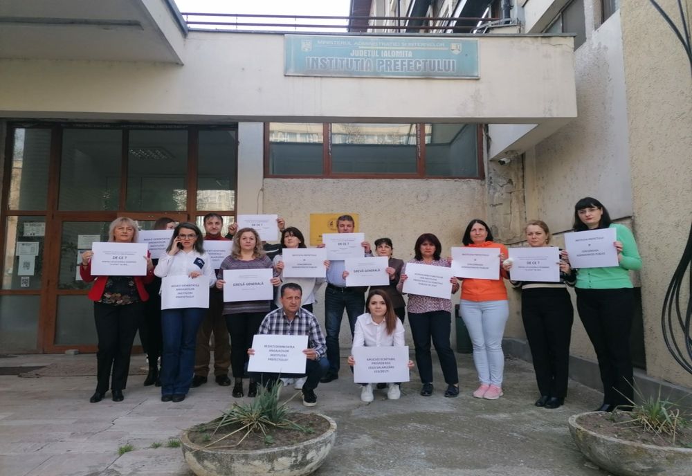 FOTO Grevă a funcționarilor de la Prefectura Ialomița