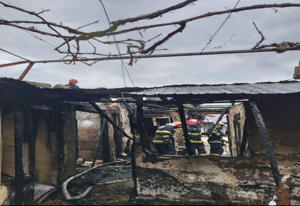 Bătrân găsit carbonizat într-o casă cuprinsă de flăcări