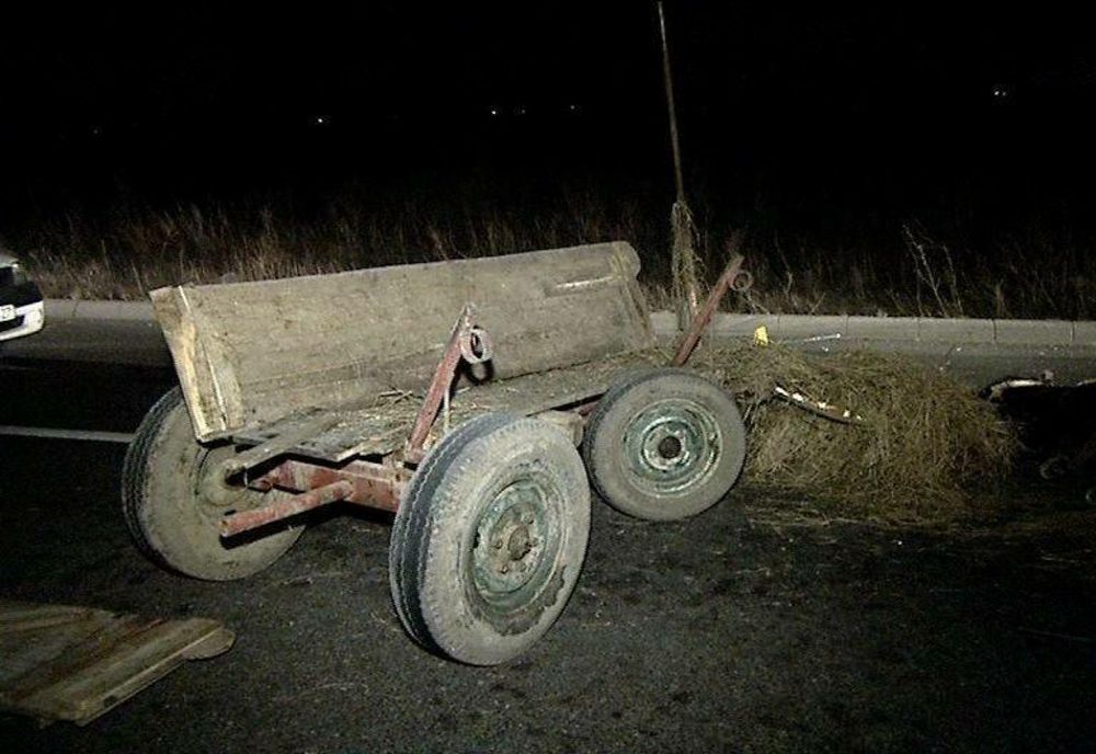 Impact violent între o căruță și un autoturism. Două persoane la spital