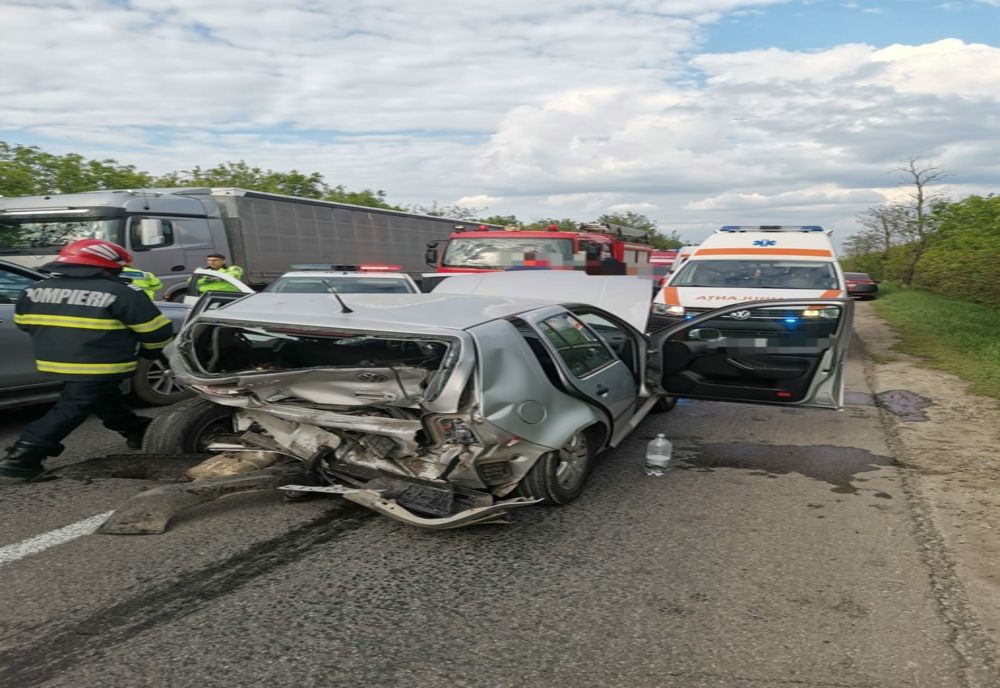 FOTO Ciocnire violentă, mașină aruncată de pe șosea. Două victime