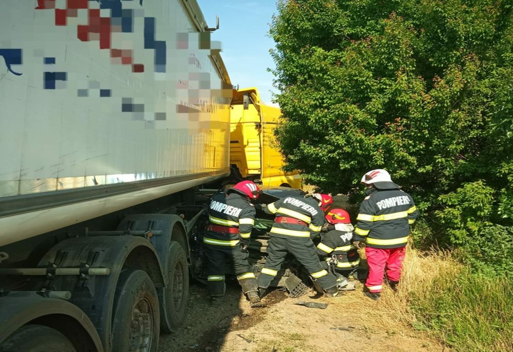 Ialomița. Impact violent între un TIR și un autoturism
