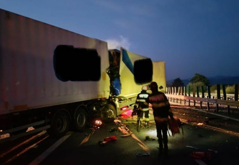 Accident rutier grav în care au fost implicate două TIR-uri. Un șofer de 23 de ani a murit. Trafic complet blocat pe A1