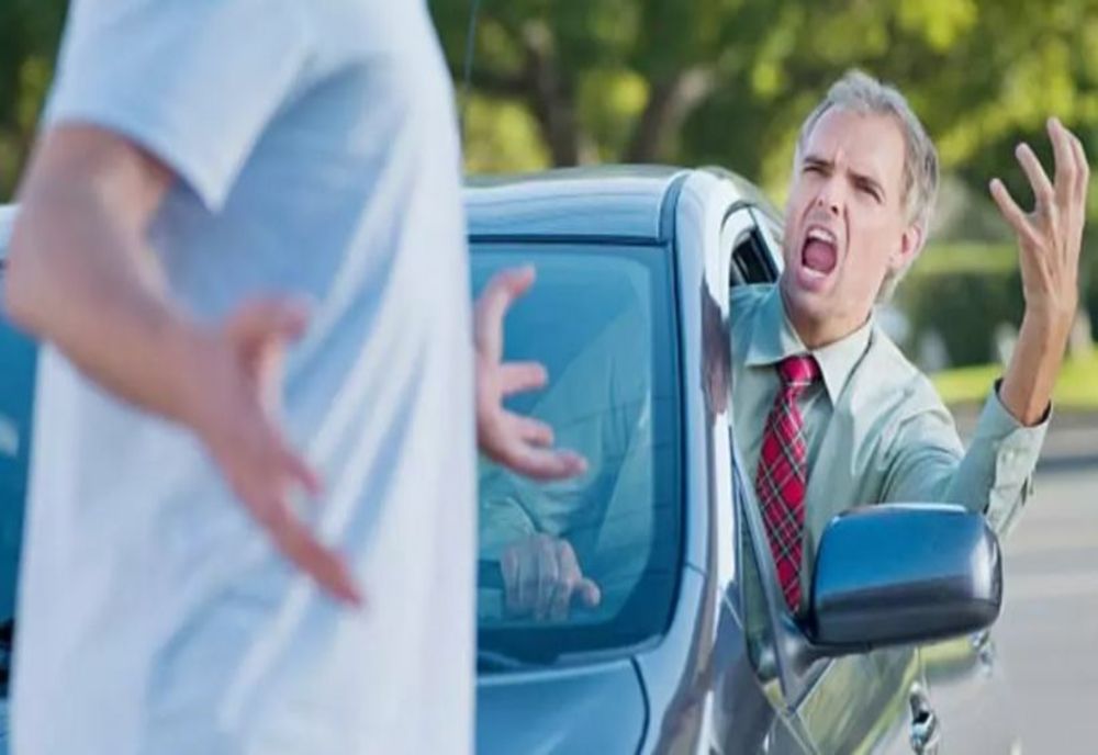 Ce pățește pietonul dacă lovește mașina cu piciorul sau pumnul dacă șoferul nu îi acordă prioritate?