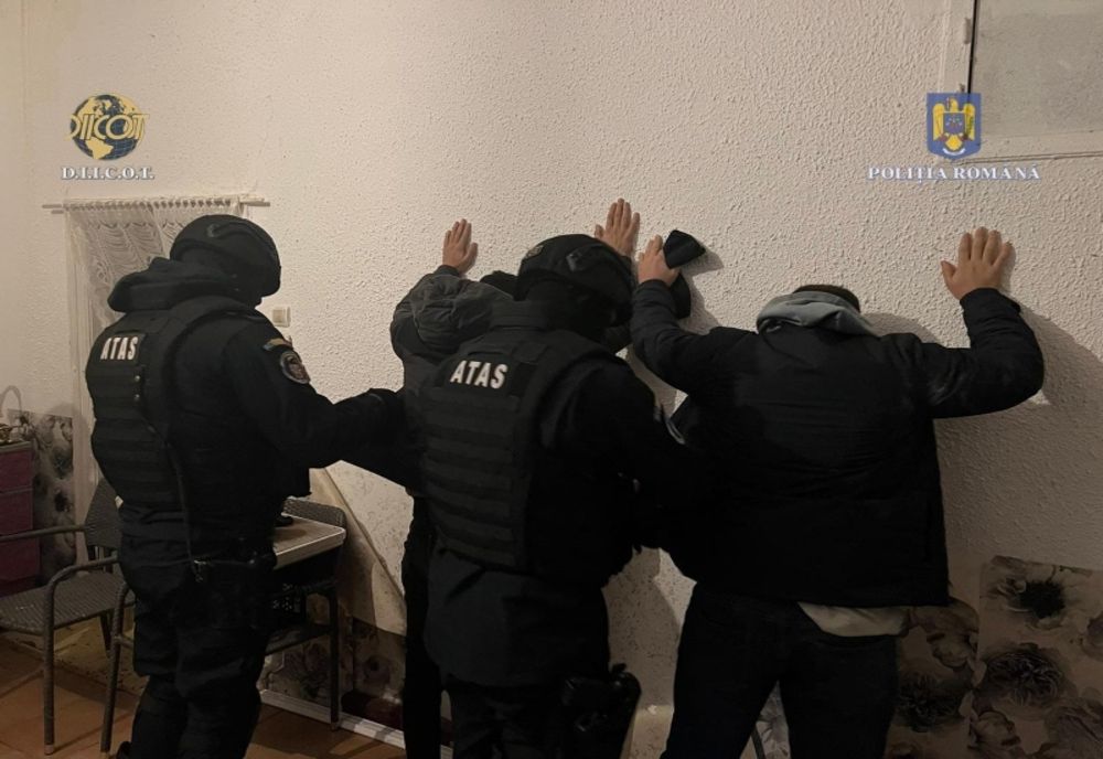APROAPE 20 DE SUSPECȚI, ARESTAȚI ÎNTR-UN AMPLU DOSAR DE TRAFIC DE MIGRANŢI