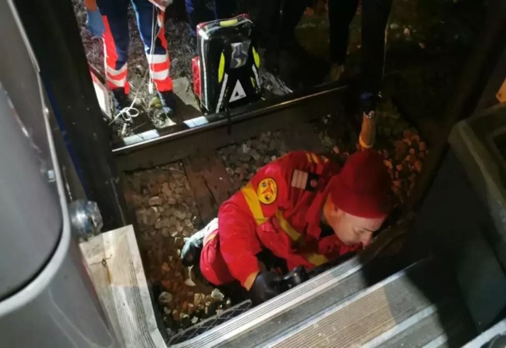 ACCIDENT FEROVIAR GRAV PE RUTA BUCUREȘTI – CONSTANȚA: UN TÂNĂR A DECEDAT DUPĂ CE S-A ARUNCAT ÎN FAȚA TRENULUI