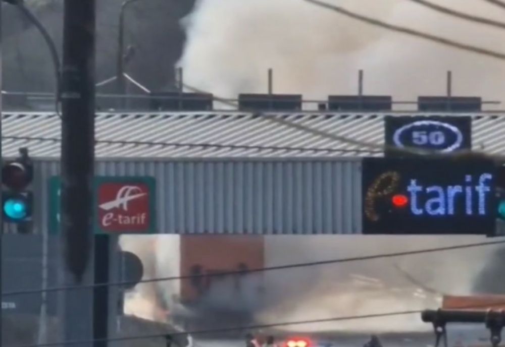 Un TIR cu peste 20 de tone de îngrășământ a luat foc lângă stația de taxare Fetești 