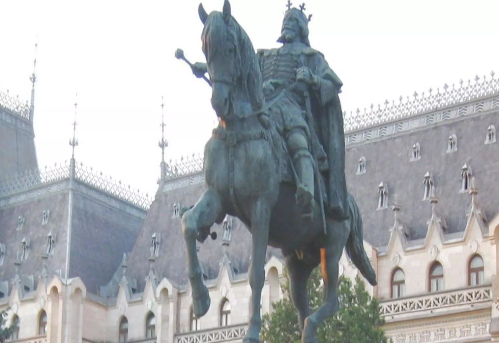 Secret ascuns în burta calului. Descoperire uluitoare în statuia lui Ștefan cel Mare din Iași - VIDEO