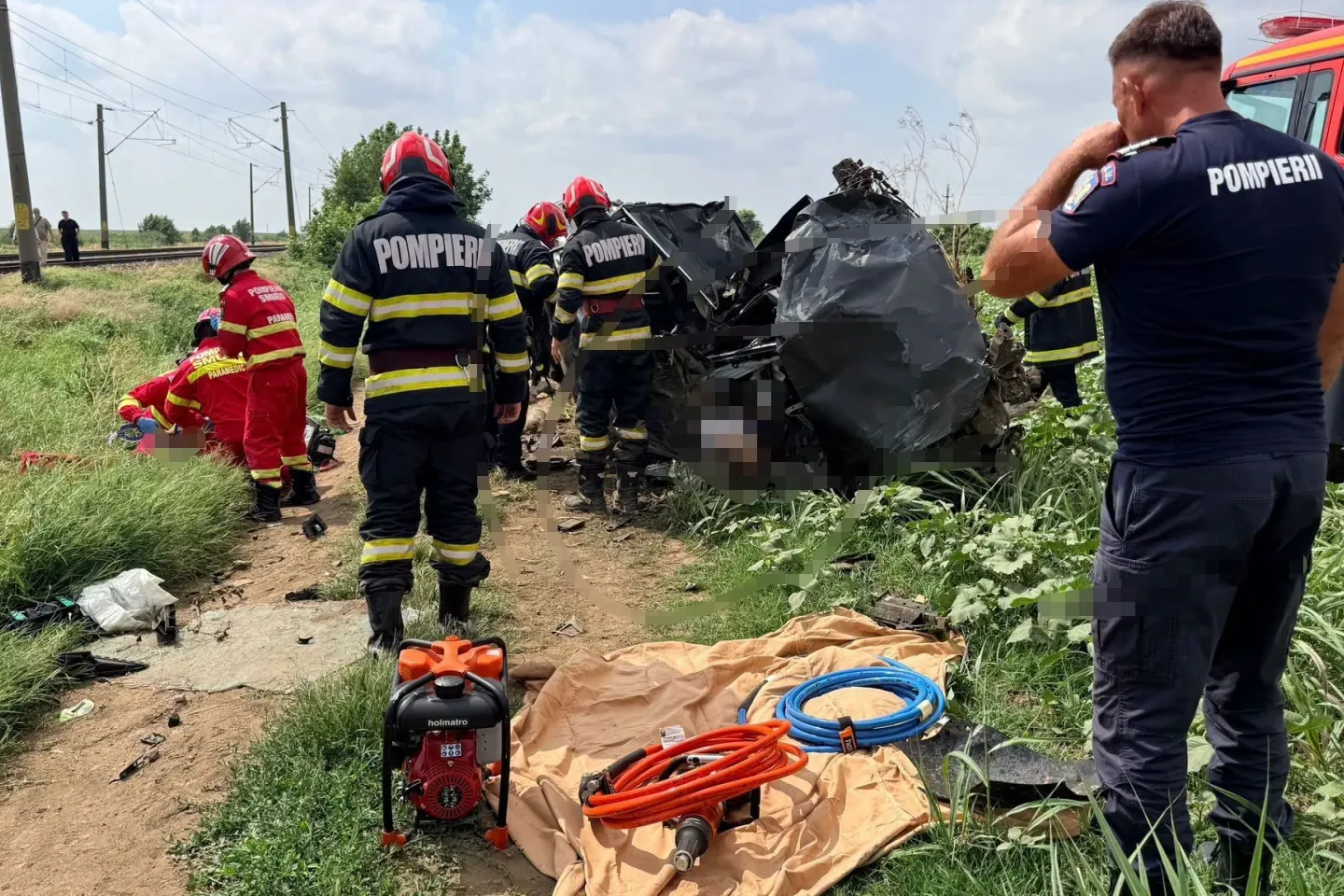 Accident cumplit în Ialomița. Două femei au murit după ce mașina în care se aflau a fost lovită de tren: doi copii, răniți