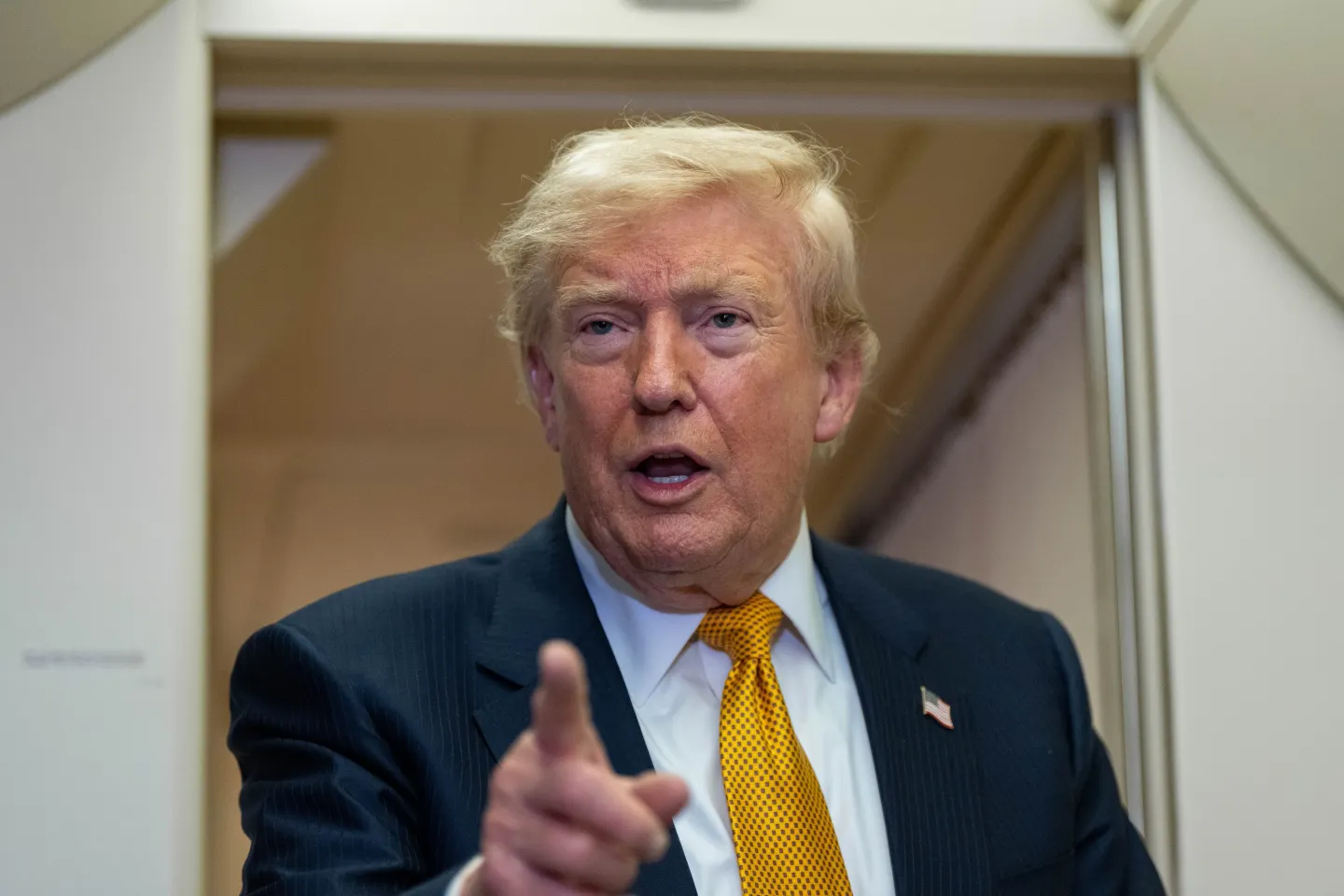 Trump ameninţă să lovească centrale electrice din Iran