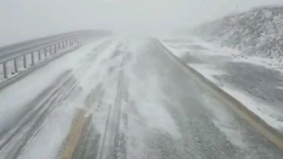 Alertă ANM de cod portocaliu și galben: rafale de până la 130 km/h și ninsori în plină primăvară. Zonele afectate de vremea extremă - HARTA