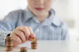Banii intră mai devreme pentru milioane de români: când se plătesc alocațiile, indemnizațiile și drepturile persoanelor cu dizabilități