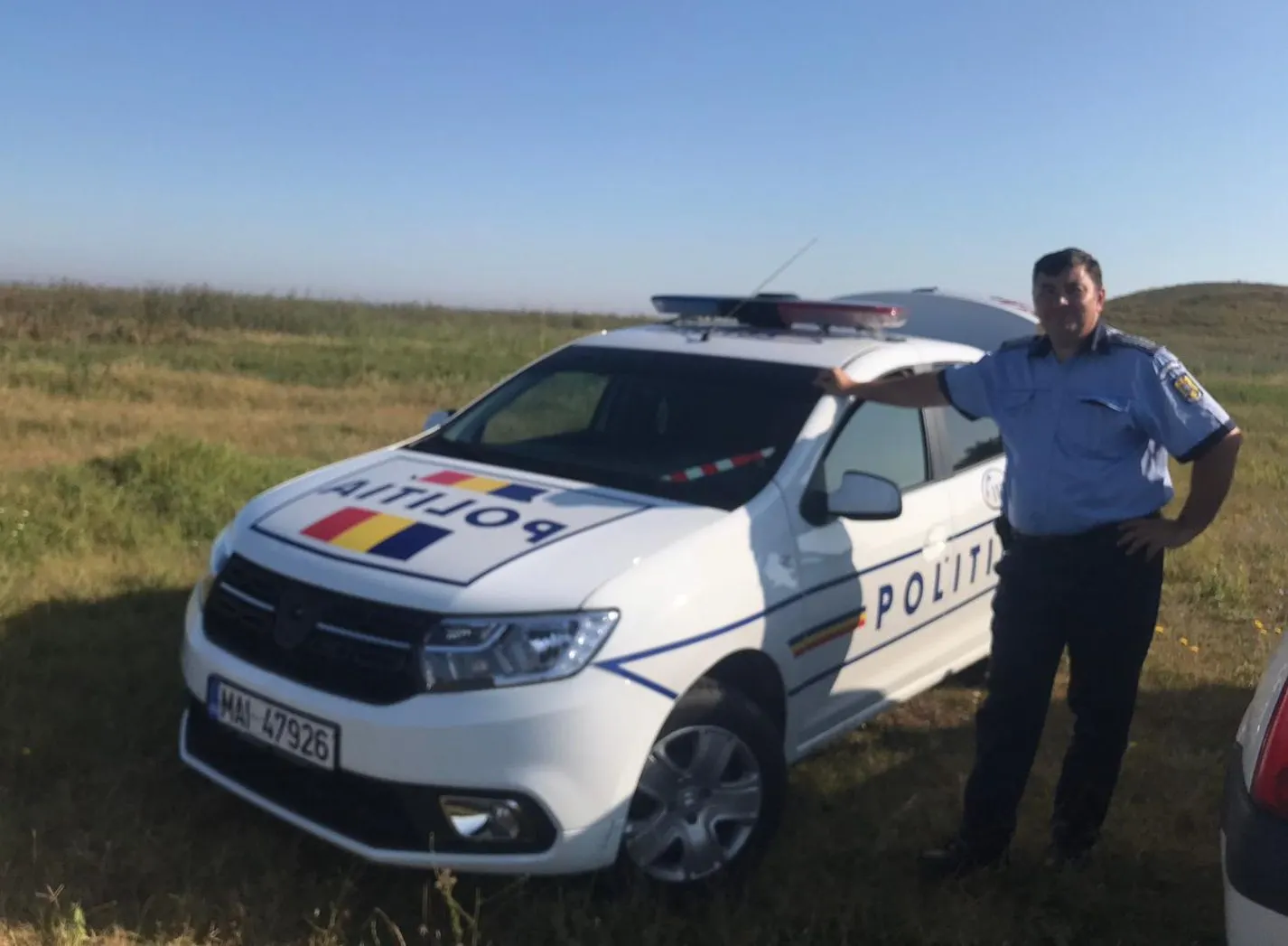 Polițist lăudat după ce a salvat dintr-un incendiu o femeie și pe fiul acesteia