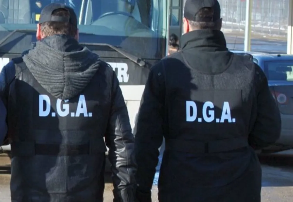 Percheziții la domiciliile mai multor funcționari publici, cercetați pentru fapte de corupție
