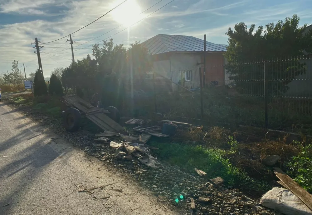 FOTO| Accident grav. Căruță lovită în plin de o mașină