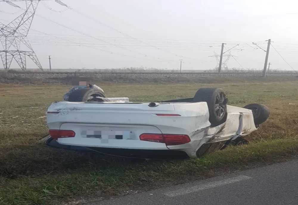 FOTO| Două persoane au scăpat ca prin minune după ce s-au răsturnat cu mașina