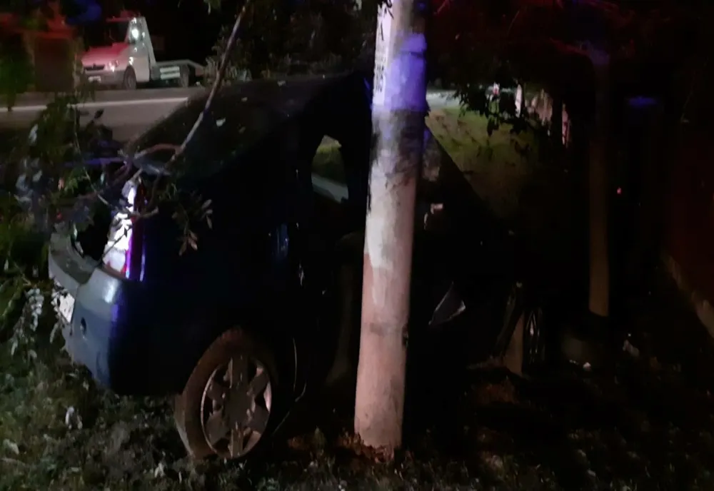FOTO| Neatenția la volan. A intrat cu mașina într-un stâlp 