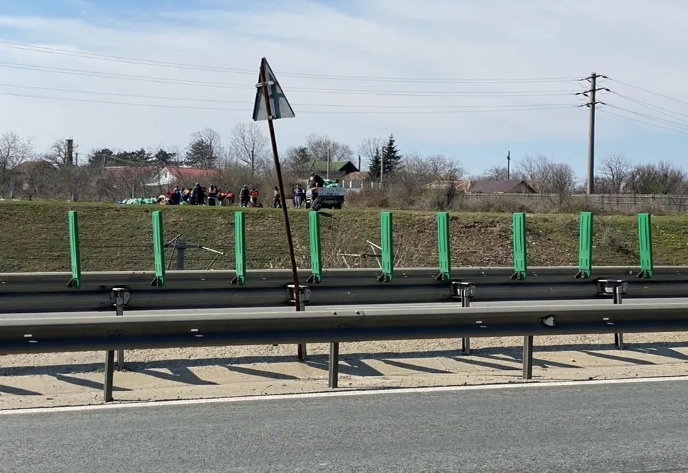 FOTO  Acțiune de igienizare în zona stației de taxare Fetești