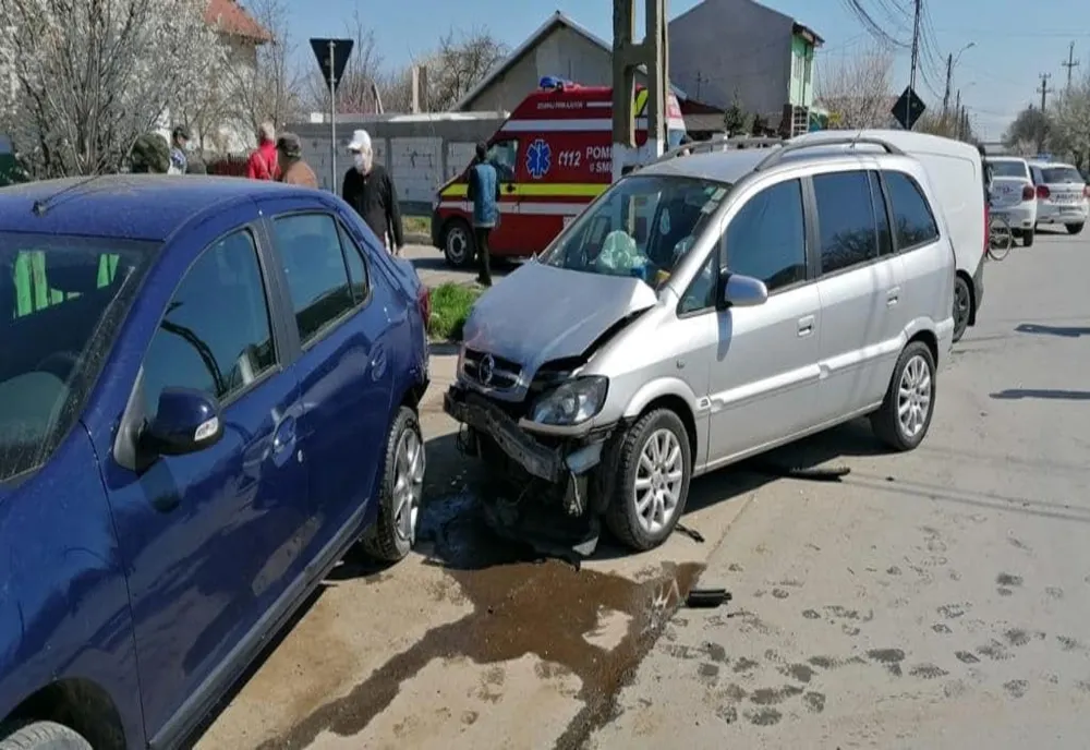 FOTO Cinci persoane rănite într-un accident în cartierul Slobozia Nouă