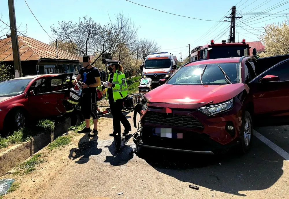 FOTO Impact violent între două autoturisme. O persoană rănită