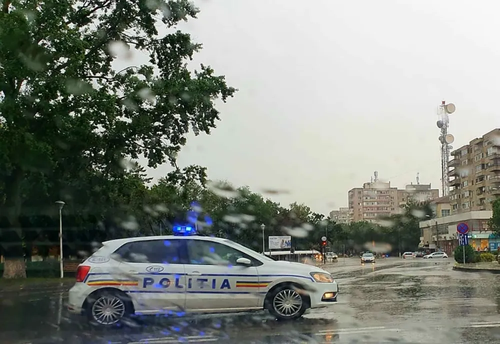 Sfaturi de la polițiști pentru o deplasare sigură pe timp de ploaie