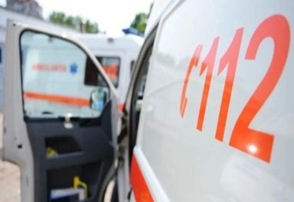 Copil de 14 rănit grav după ce un tânăr a intrat cu mașina în gard