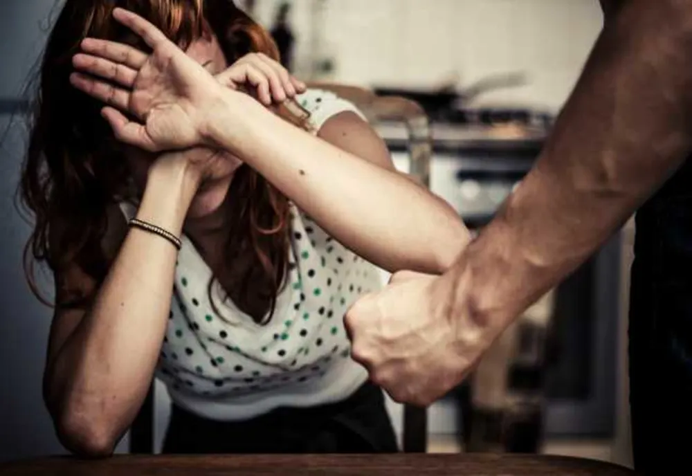 Beat și gelos, un bărbat și-a bătut concubina. Au intervenit autoritățile