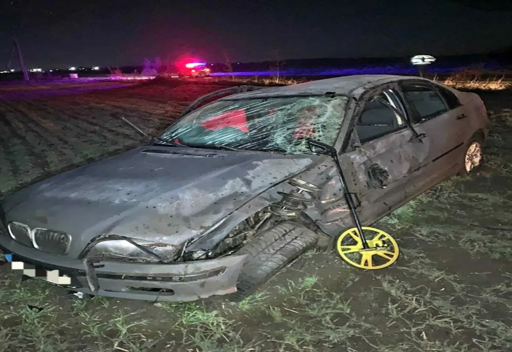 FOTO Accident grav, mașină răsturnată. Doi copii la spital