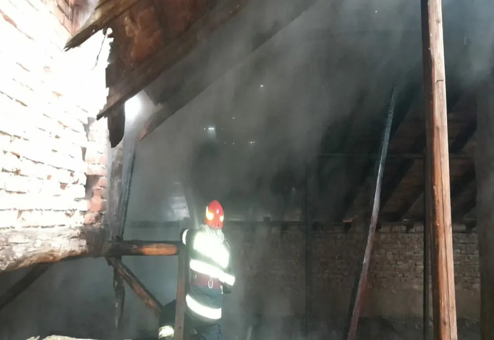 Pompierii solicitați să intervină pentru stingerea a cinci incendii