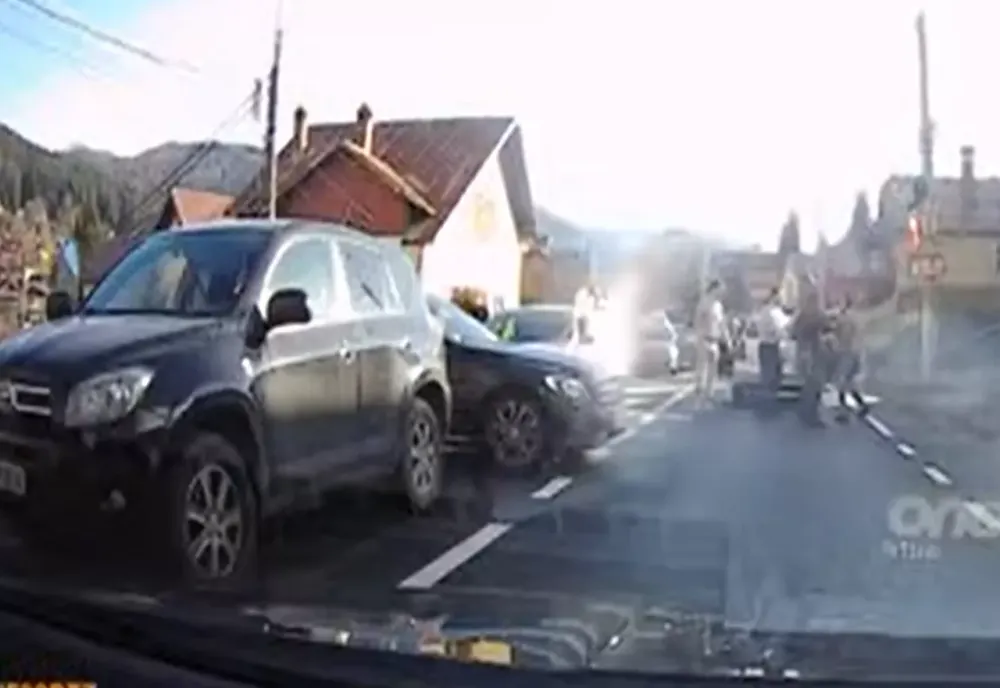 Bătaie în trafic pe DN1, pe Valea Prahovei, în mijlocul coloanelor de maşini