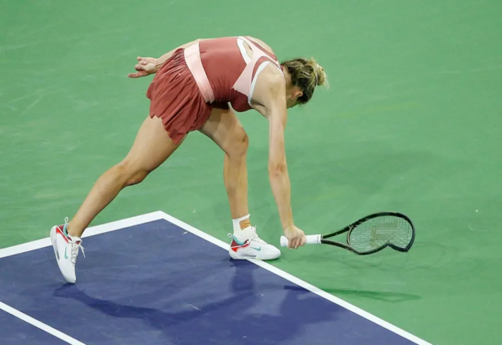 Halep a rupt racheta în semifinala cu Swiatek