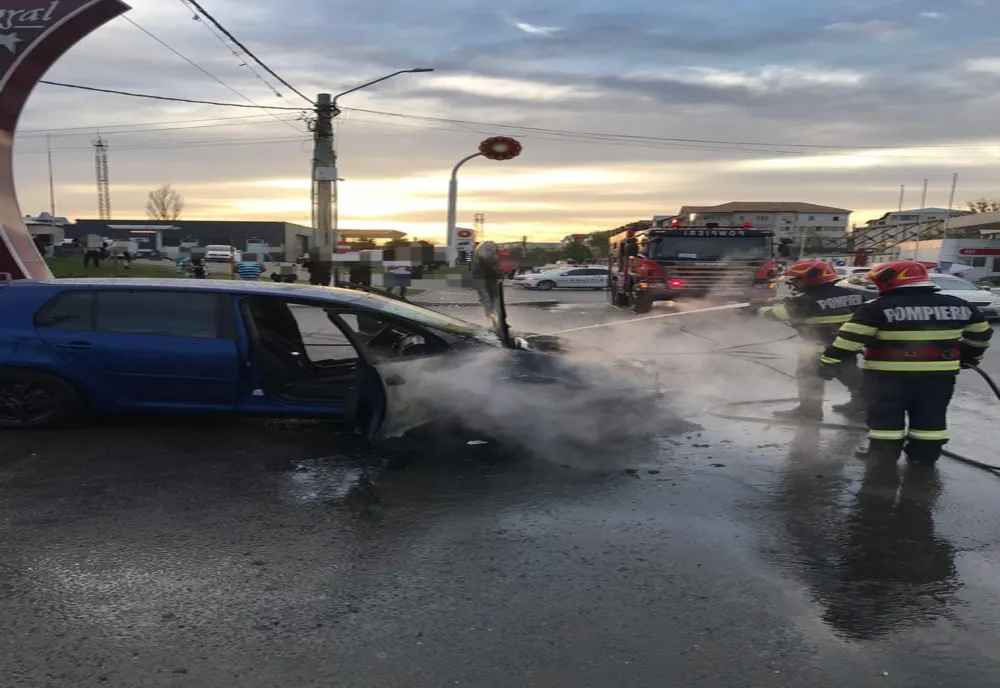 Mașină cuprinsă de flăcări, trecători panicați