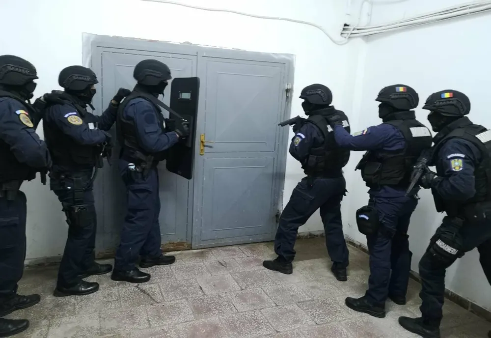 FOTO VIDEO Trezoreria luată cu asalt de jandarmi, polițiști si pompieri