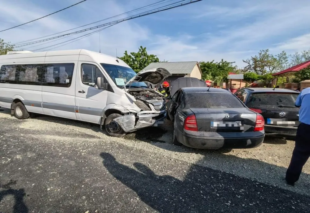 Accident grav pe drumurile din Ialomița. Două mașini și un microbuz implicate, două persoane la spital