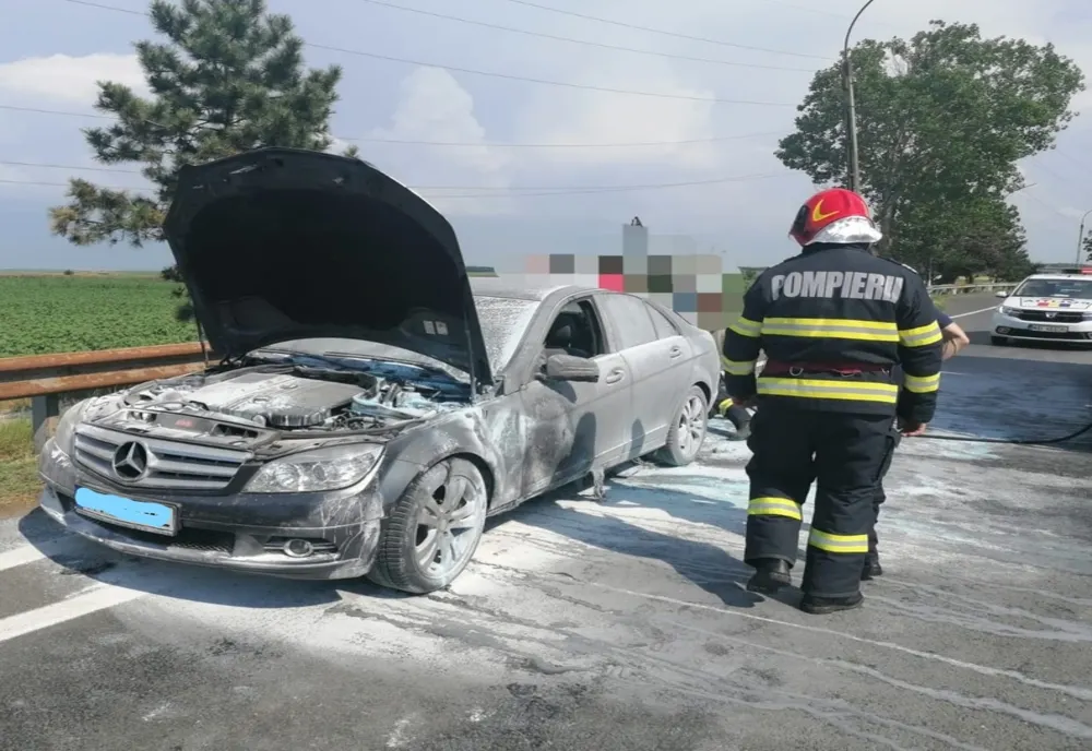 FOTO Mașină în flăcări la stația de taxare de la Giurgeni