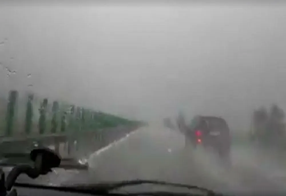 Atenție, șoferi! Circulație în condiții de ploaie torențială pe Autostrada Soarelui
