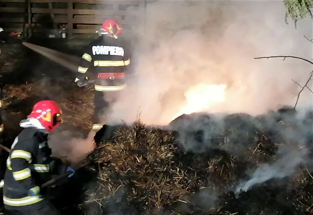 FOTO Incendiu violent la un depozit de furaje. Focul pus intenționat