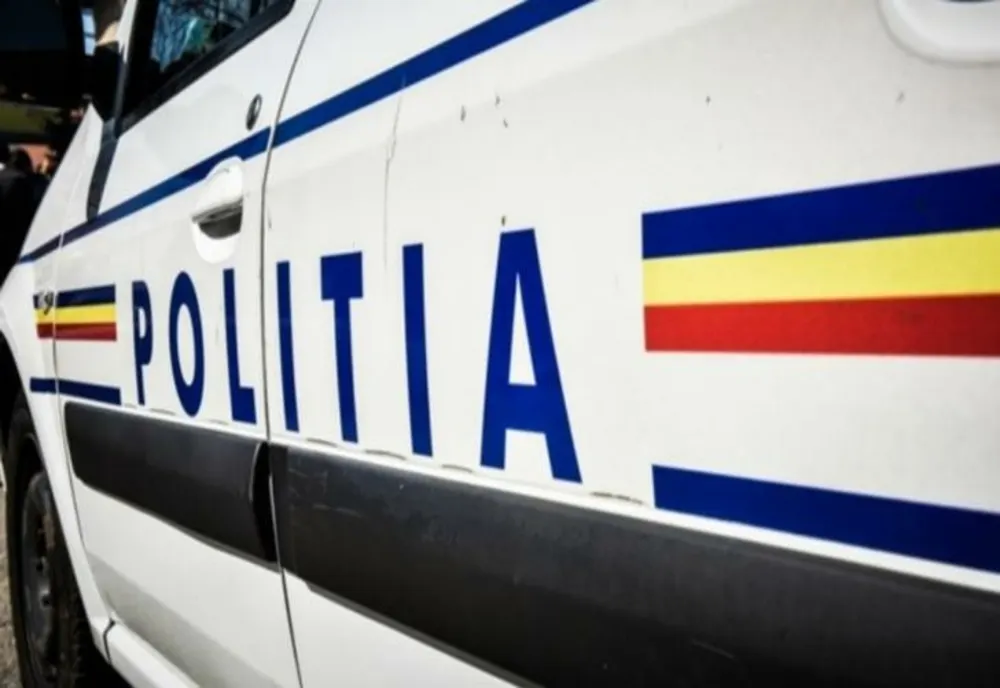 VIDEO Ca-n filmele de comedie! Trei mașini de poliție nu au putut să prindă o căruță.